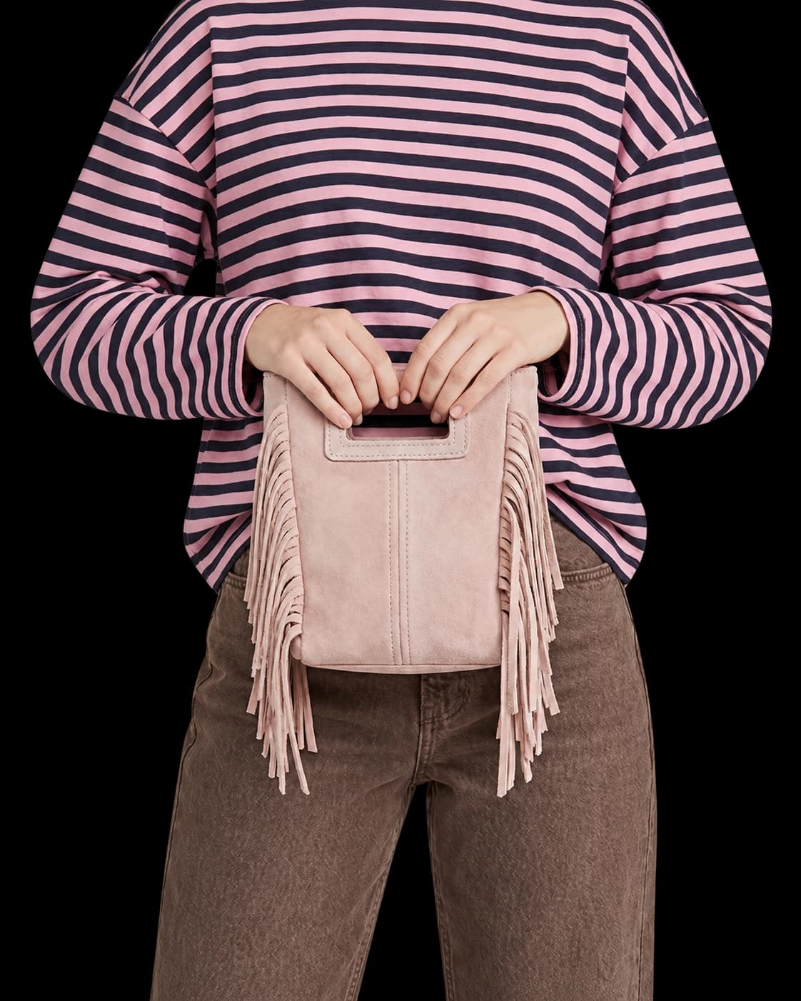 Look con maglia a righe rosa e nere e borsa rosa